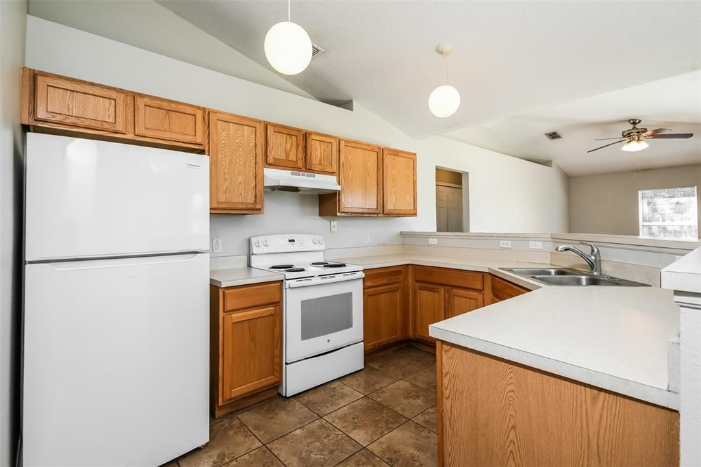 For Rent: $1,750 (3 beds, 2 baths, 1555 Square Feet)