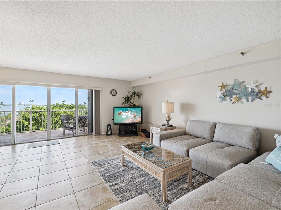 For Sale: $435,000 (2 beds, 2 baths, 1140 Square Feet)