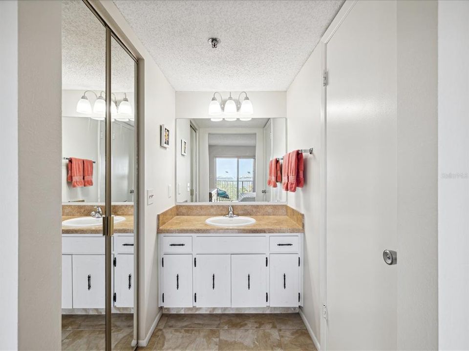 For Sale: $435,000 (2 beds, 2 baths, 1140 Square Feet)