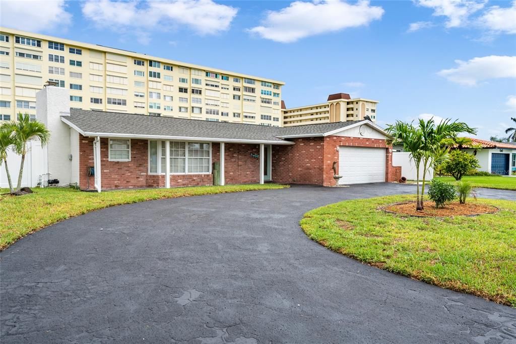 For Sale: $900,000 (2 beds, 2 baths, 1919 Square Feet)