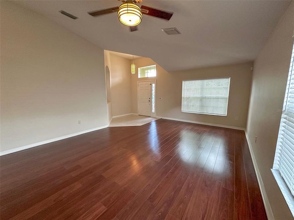 For Rent: $2,300 (4 beds, 2 baths, 1975 Square Feet)