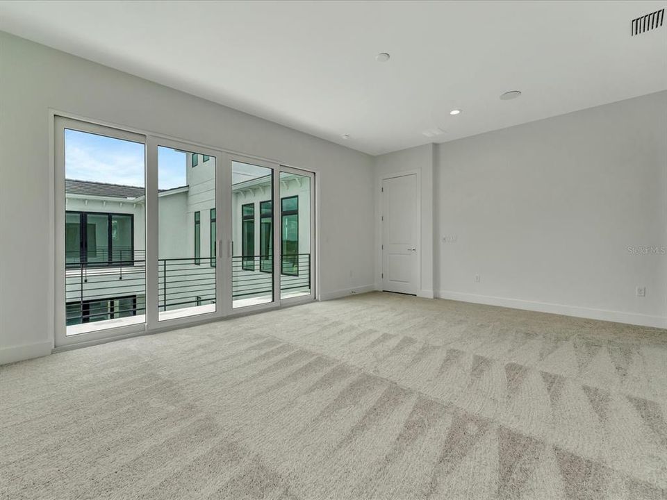 Master Suite w/ Balcony