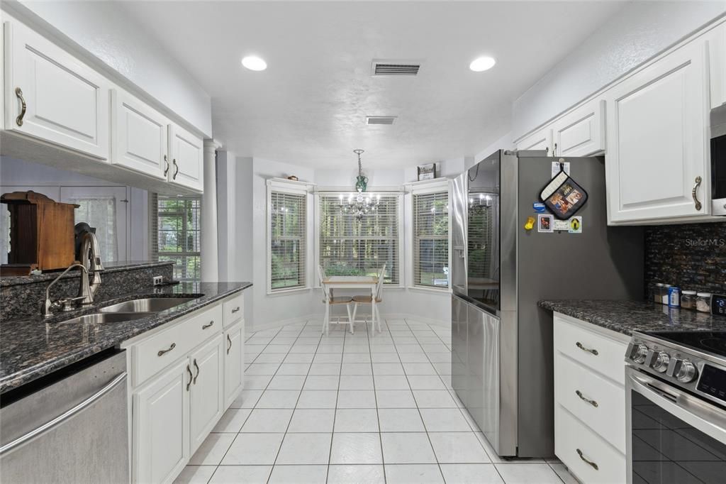 KITCHEN/BREAKFAST NOOK