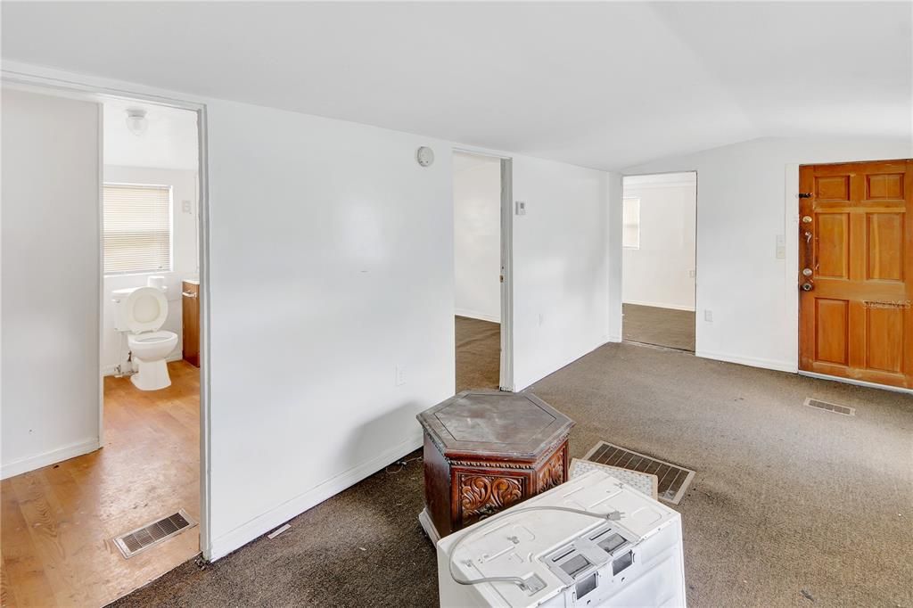 Active With Contract: $185,000 (2 beds, 1 baths, 692 Square Feet)