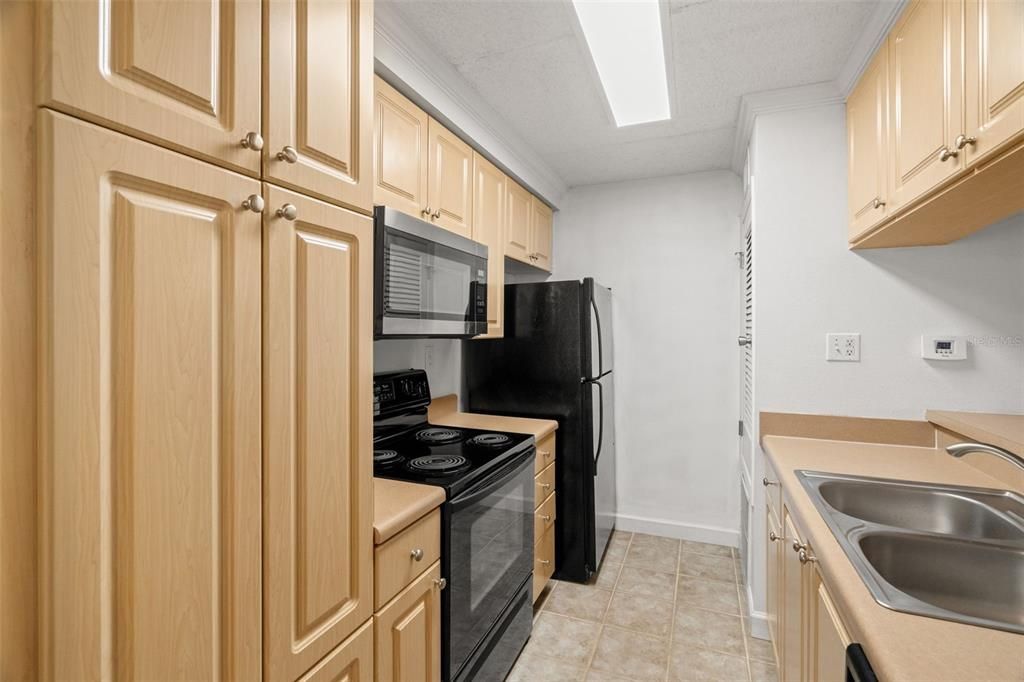 For Sale: $220,000 (1 beds, 1 baths, 776 Square Feet)