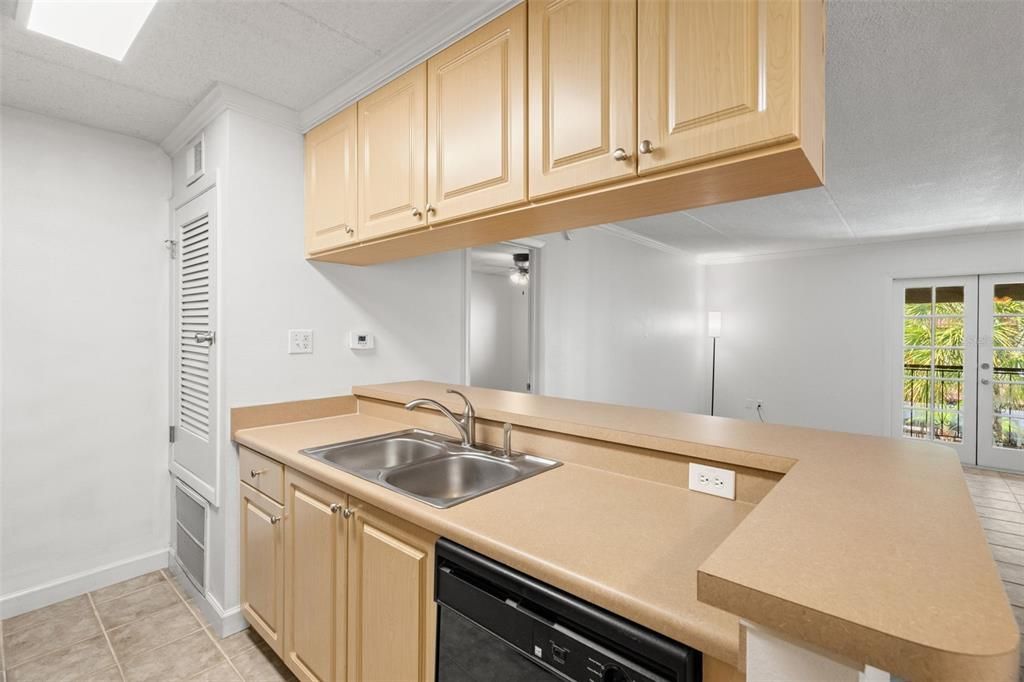 For Sale: $220,000 (1 beds, 1 baths, 776 Square Feet)