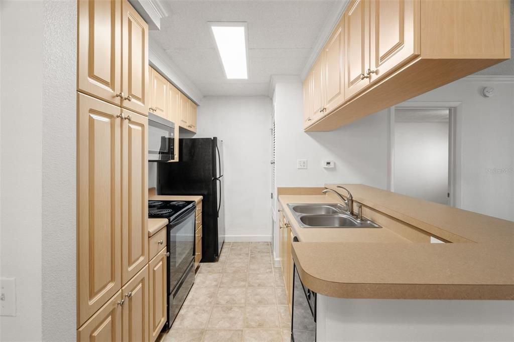 For Sale: $220,000 (1 beds, 1 baths, 776 Square Feet)