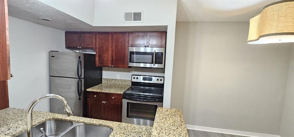 For Rent: $1,350 (1 beds, 1 baths, 711 Square Feet)