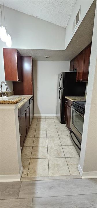 For Rent: $1,350 (1 beds, 1 baths, 711 Square Feet)