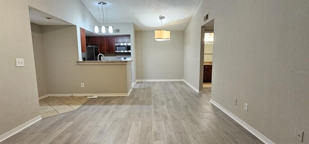 For Rent: $1,350 (1 beds, 1 baths, 711 Square Feet)