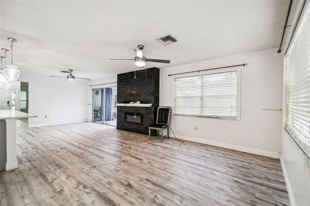 For Sale: $400,000 (4 beds, 2 baths, 1904 Square Feet)