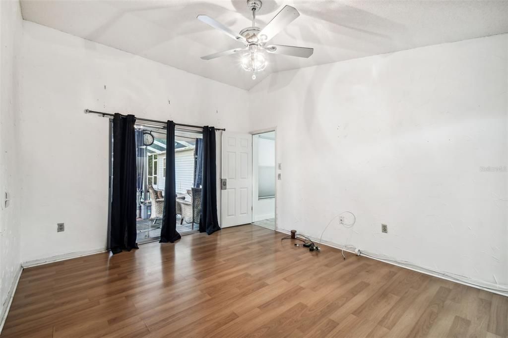 For Sale: $400,000 (4 beds, 2 baths, 1904 Square Feet)