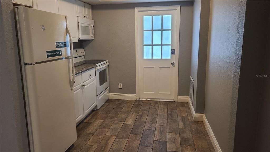 For Rent: $1,800 (2 beds, 1 baths, 650 Square Feet)