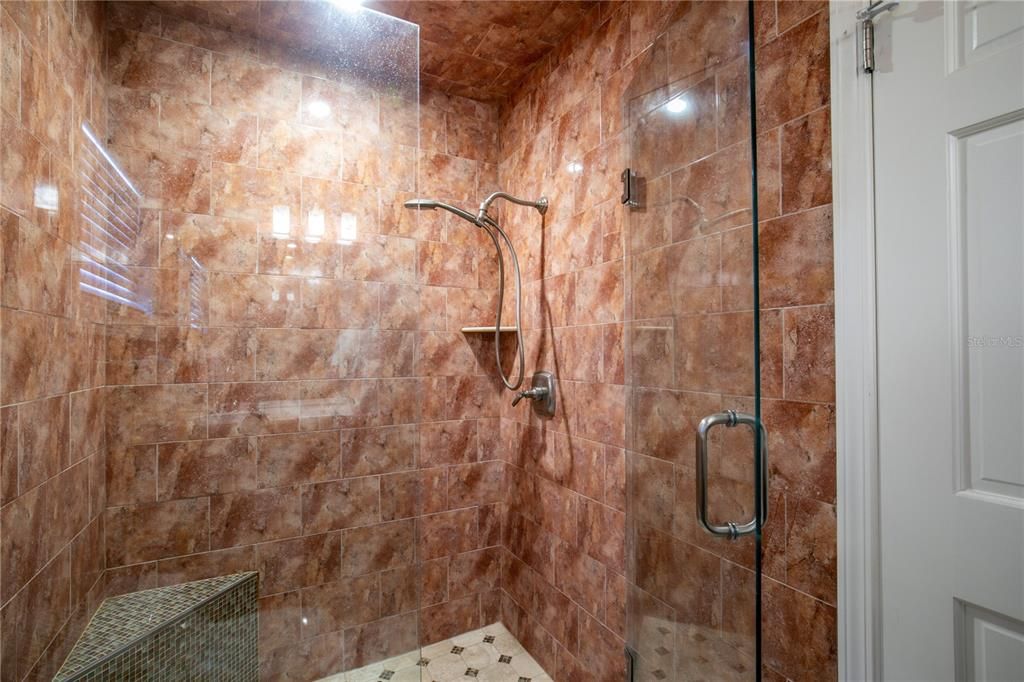 Activo con contrato: $414,900 (3 camas, 2 baños, 1592 Pies cuadrados)