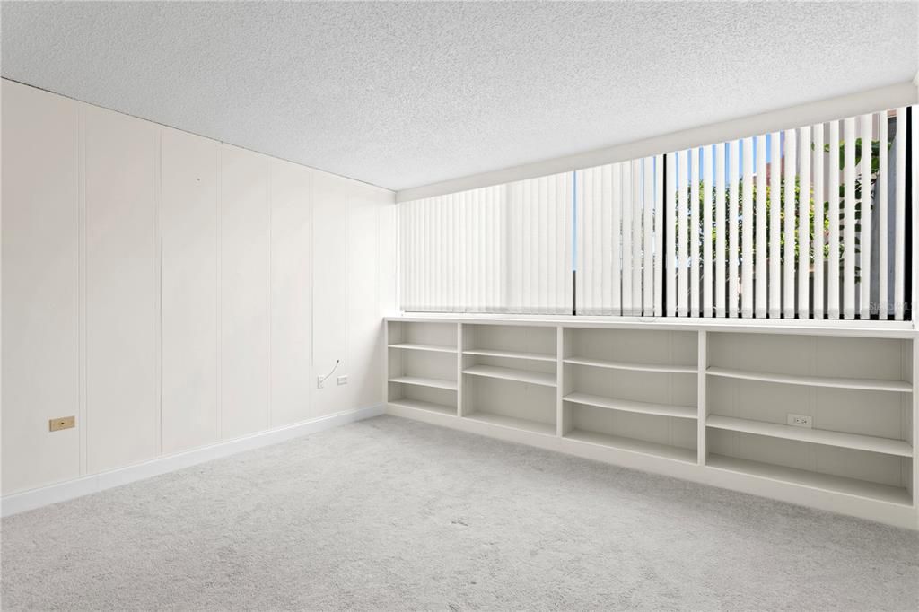 bedroom w/built in shelves