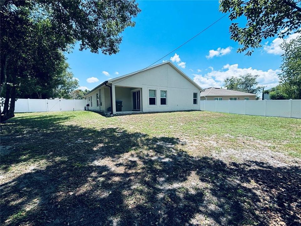 Active With Contract: $2,300 (3 beds, 2 baths, 1507 Square Feet)