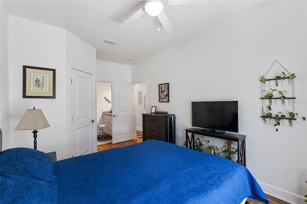 For Sale: $225,000 (2 beds, 2 baths, 912 Square Feet)