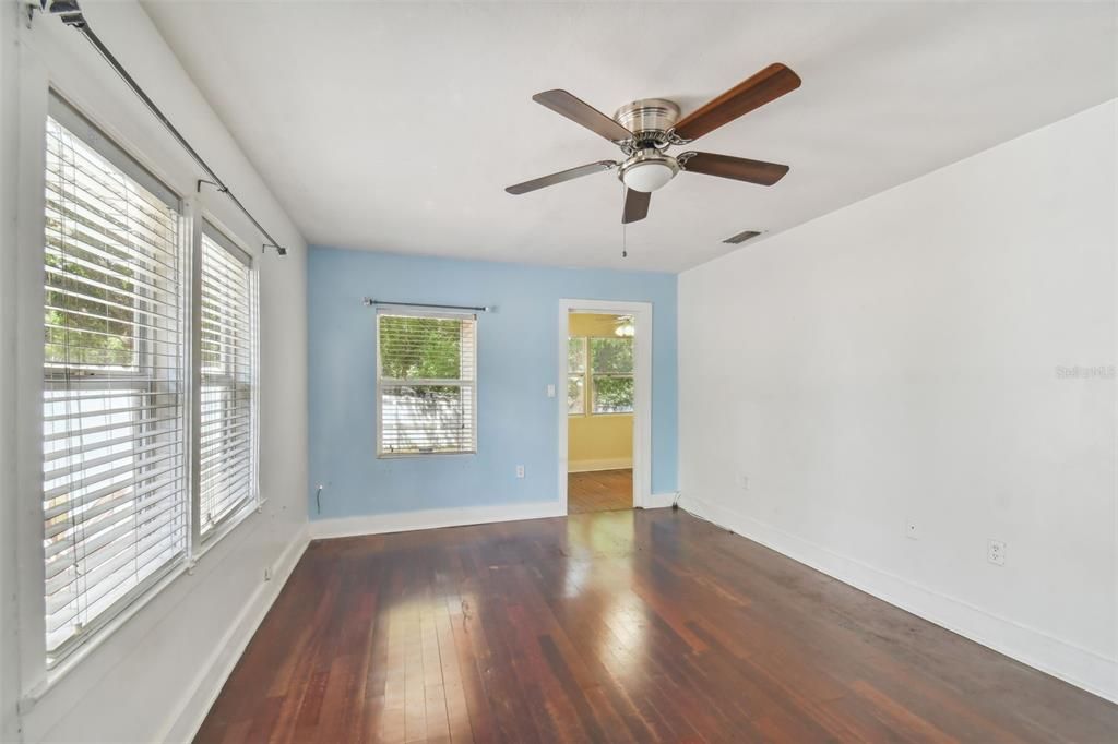 For Sale: $295,000 (2 beds, 1 baths, 1104 Square Feet)