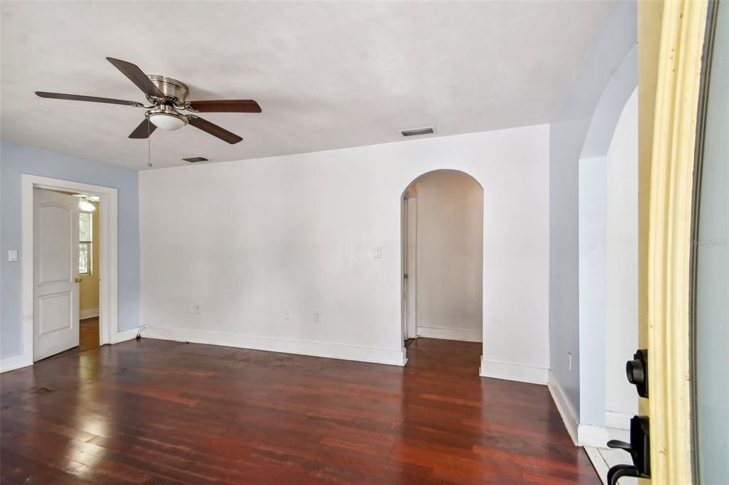 For Sale: $295,000 (2 beds, 1 baths, 1104 Square Feet)