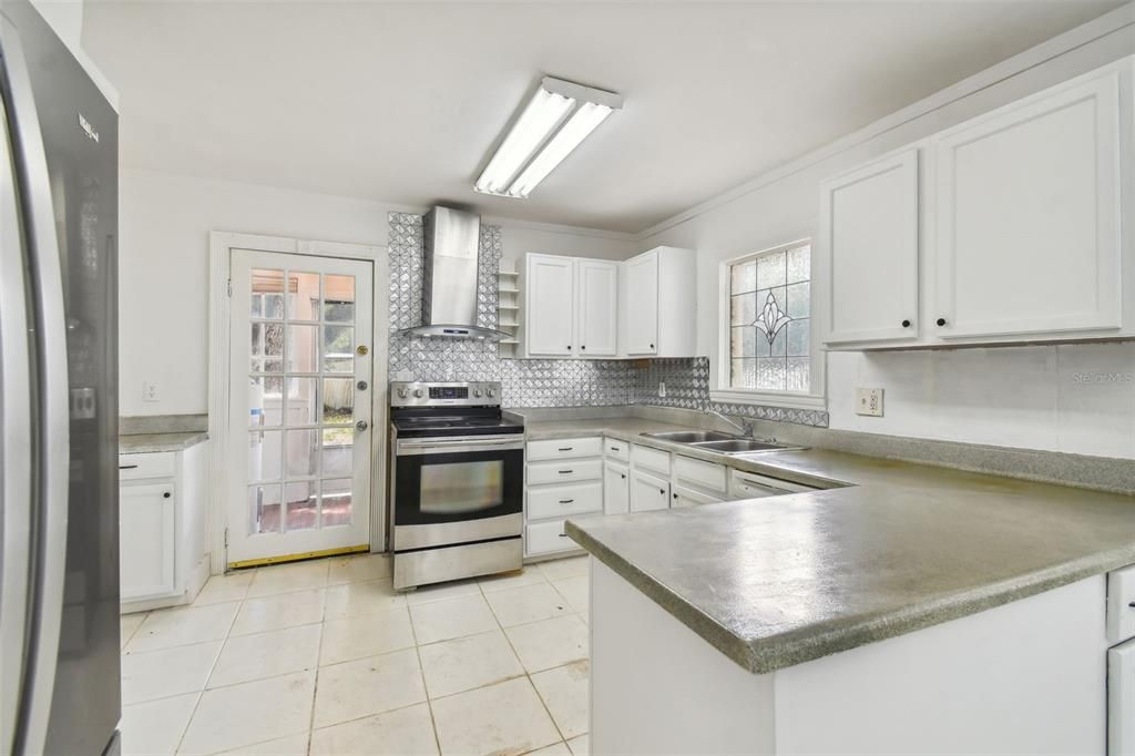 For Sale: $295,000 (2 beds, 1 baths, 1104 Square Feet)