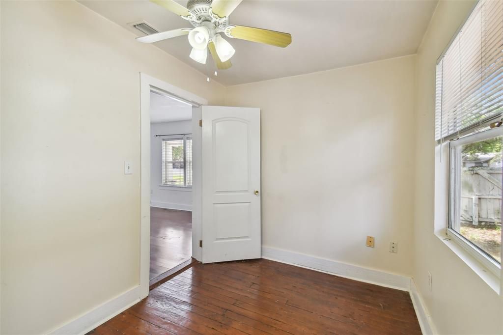 For Sale: $295,000 (2 beds, 1 baths, 1104 Square Feet)