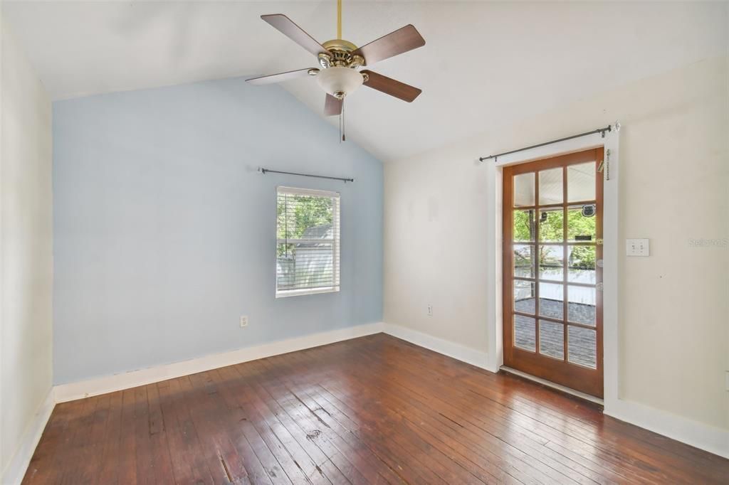 For Sale: $295,000 (2 beds, 1 baths, 1104 Square Feet)