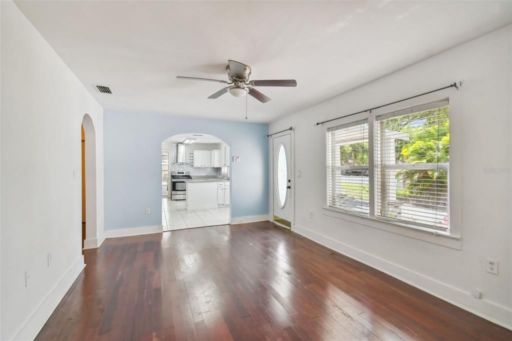 For Sale: $295,000 (2 beds, 1 baths, 1104 Square Feet)