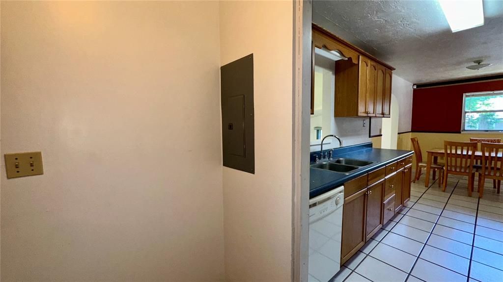 For Sale: $180,000 (3 beds, 1 baths, 1296 Square Feet)