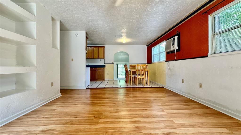 For Sale: $180,000 (3 beds, 1 baths, 1296 Square Feet)