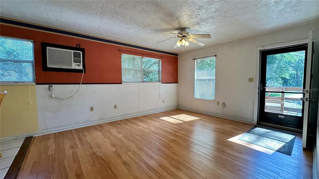 For Sale: $180,000 (3 beds, 1 baths, 1296 Square Feet)