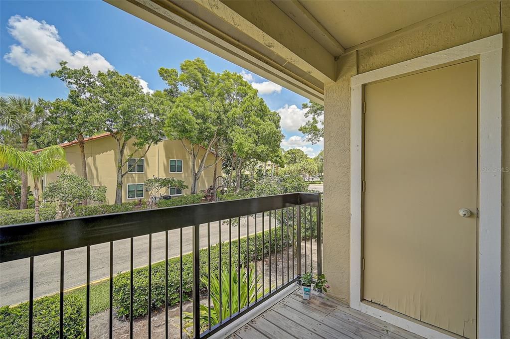 Active With Contract: $164,900 (1 beds, 1 baths, 572 Square Feet)