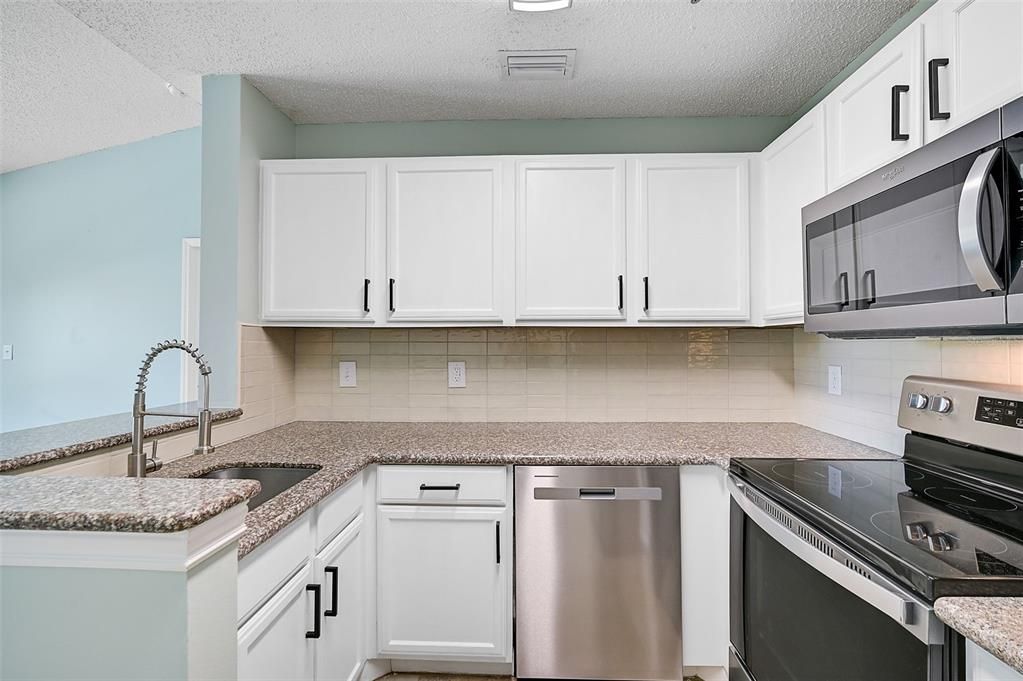 Active With Contract: $164,900 (1 beds, 1 baths, 572 Square Feet)