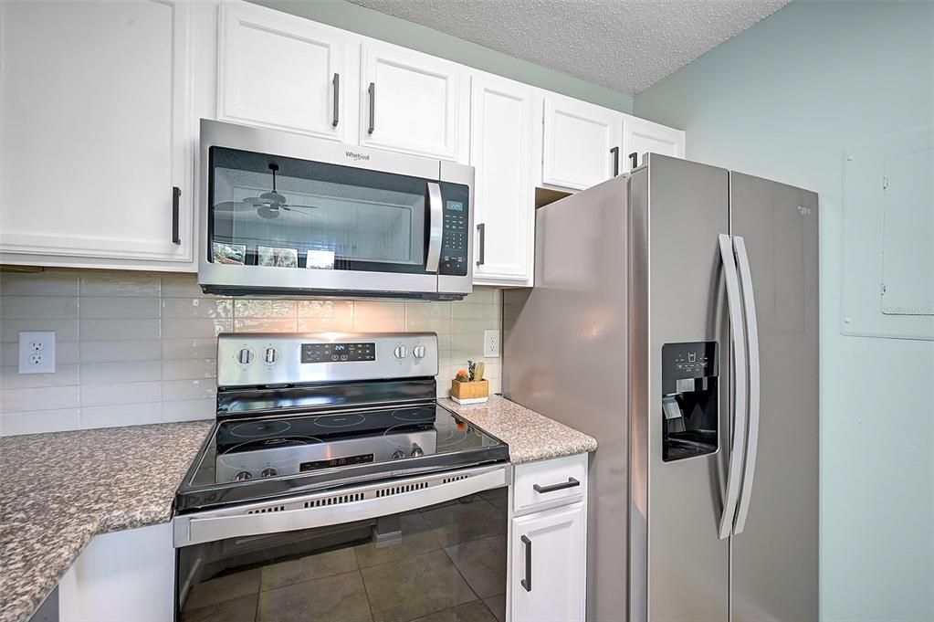 Active With Contract: $164,900 (1 beds, 1 baths, 572 Square Feet)