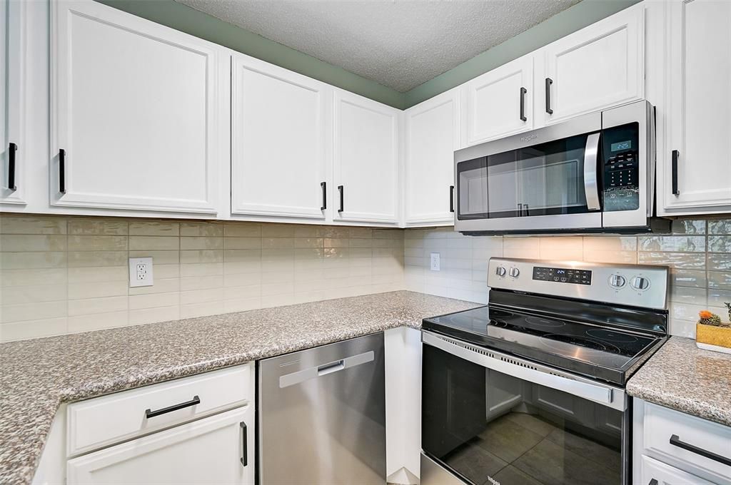 Active With Contract: $164,900 (1 beds, 1 baths, 572 Square Feet)