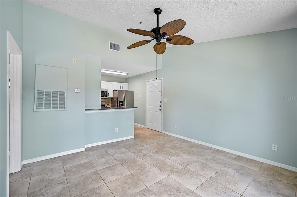 Active With Contract: $164,900 (1 beds, 1 baths, 572 Square Feet)