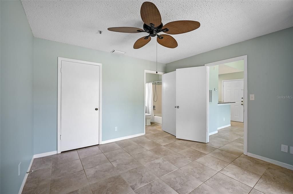 Active With Contract: $164,900 (1 beds, 1 baths, 572 Square Feet)