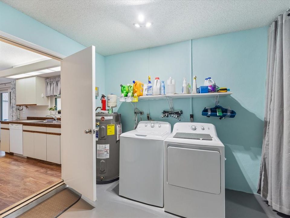 For Sale: $375,000 (2 beds, 2 baths, 963 Square Feet)