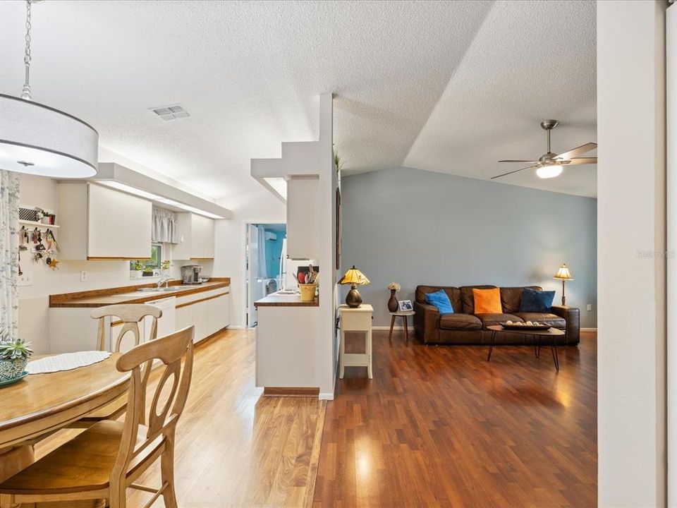 For Sale: $375,000 (2 beds, 2 baths, 963 Square Feet)