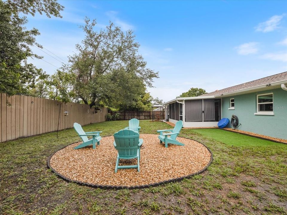 For Sale: $375,000 (2 beds, 2 baths, 963 Square Feet)