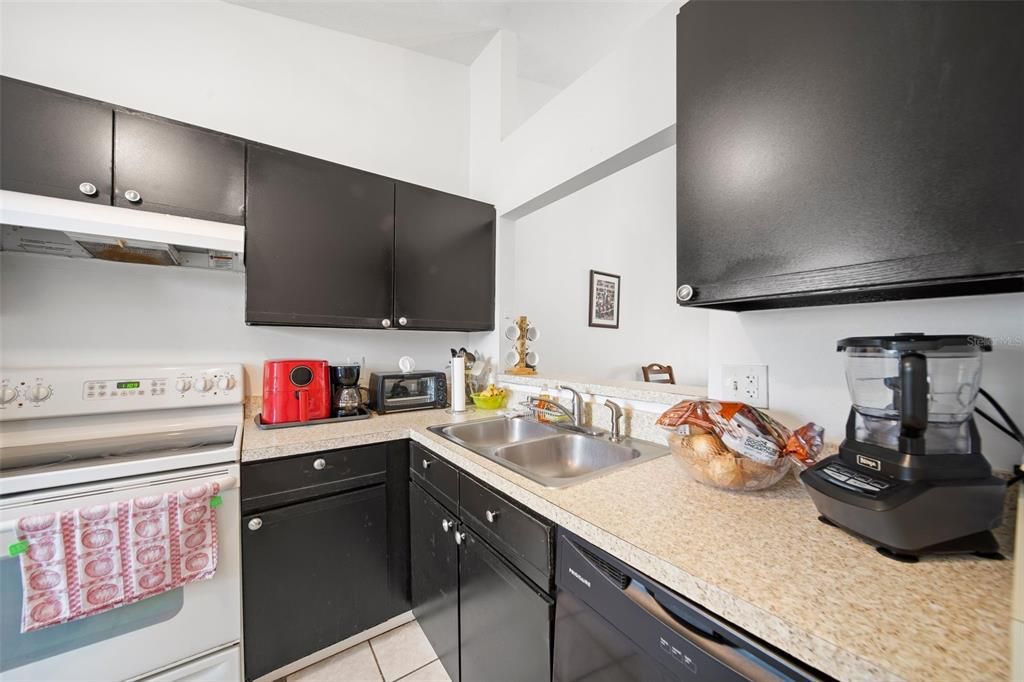 For Sale: $235,000 (2 beds, 2 baths, 938 Square Feet)