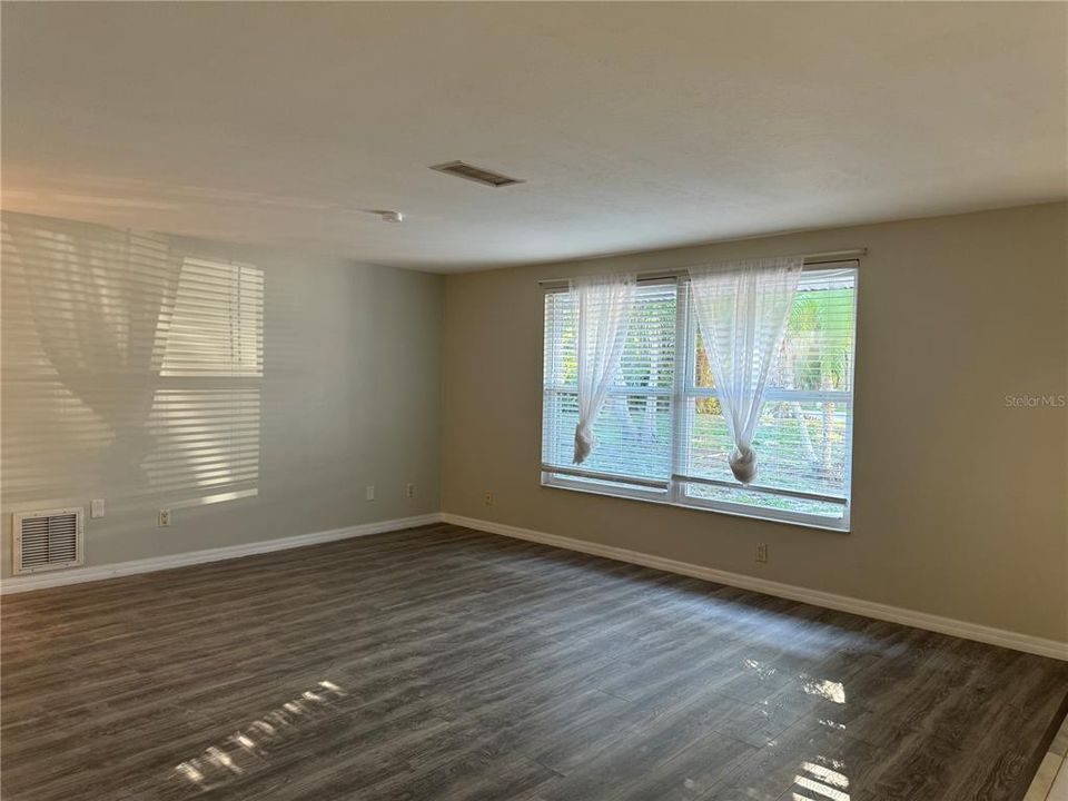 For Rent: $2,200 (3 beds, 1 baths, 1942 Square Feet)