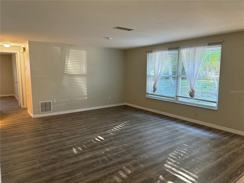 For Rent: $2,200 (3 beds, 1 baths, 1942 Square Feet)