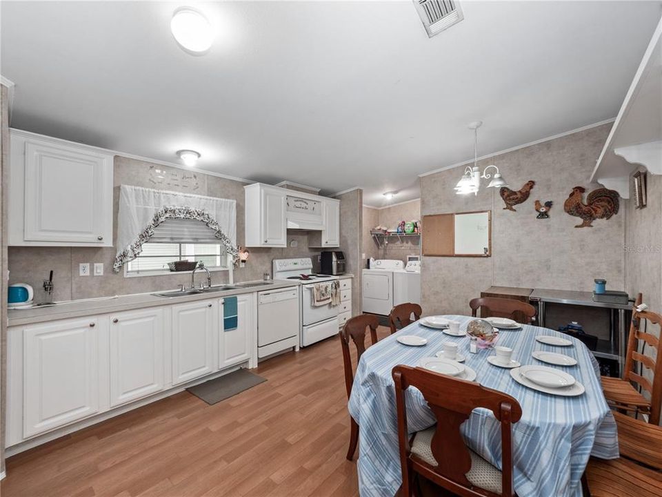 For Sale: $215,000 (3 beds, 2 baths, 1296 Square Feet)