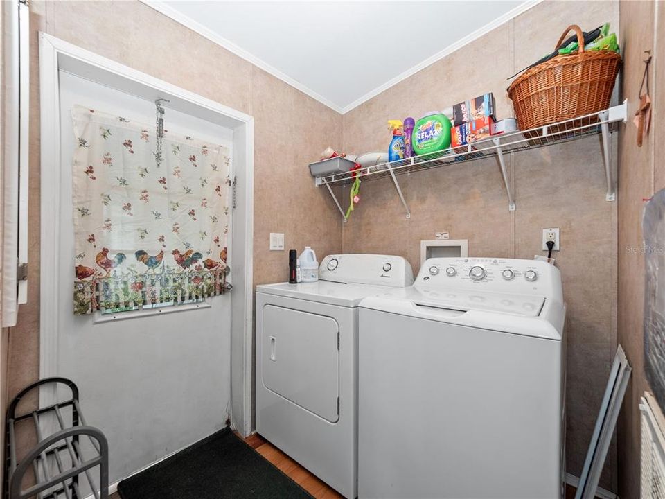 For Sale: $215,000 (3 beds, 2 baths, 1296 Square Feet)
