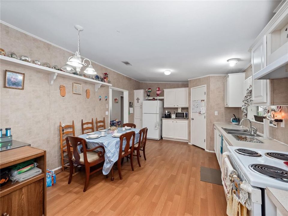 For Sale: $215,000 (3 beds, 2 baths, 1296 Square Feet)