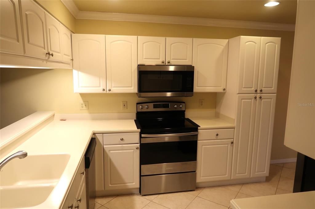 Active With Contract: $429,900 (2 beds, 2 baths, 1492 Square Feet)