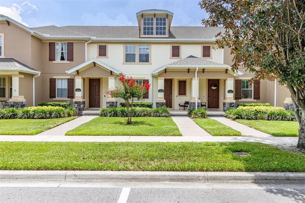 WELCOME HOME! This Independence townhome is ready for its next owner!