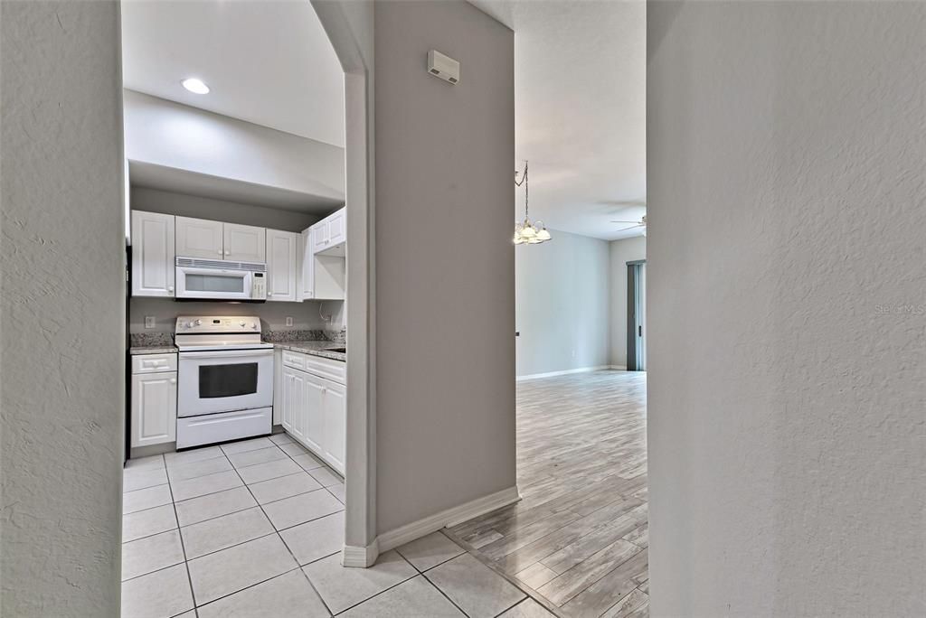 For Sale: $299,900 (2 beds, 2 baths, 1318 Square Feet)