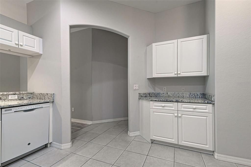 For Sale: $299,900 (2 beds, 2 baths, 1318 Square Feet)