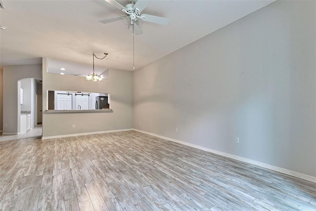 For Sale: $299,900 (2 beds, 2 baths, 1318 Square Feet)